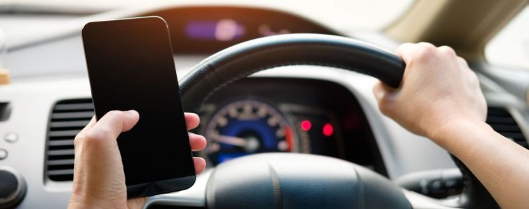 Россияне считают штраф за пользование телефоном за рулем неправомерным