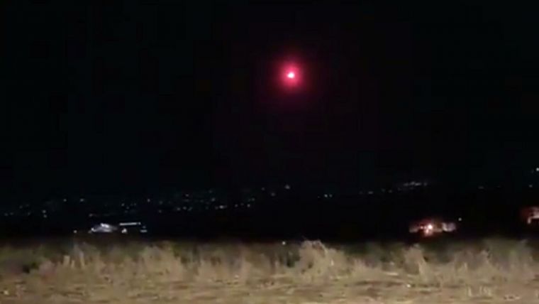 В интернет попало видео, показывающее, как горящий метеорит упал в Ливане