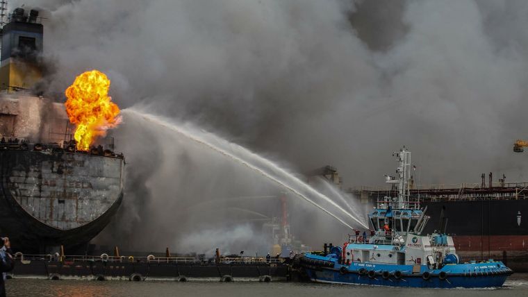 После взрыва танкера в Азовском море 24.10.2020 не могут найти нескольких моряков