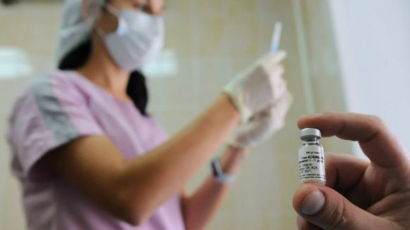 Начало массовой вакцинации от коронавируса в России прокомментировали в Кремле