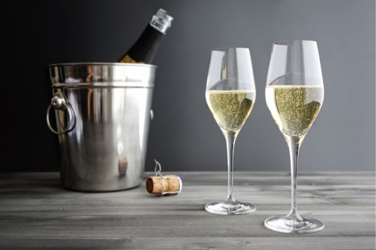 Как открыть шампанское без хлопка и разрушений за праздничным столом