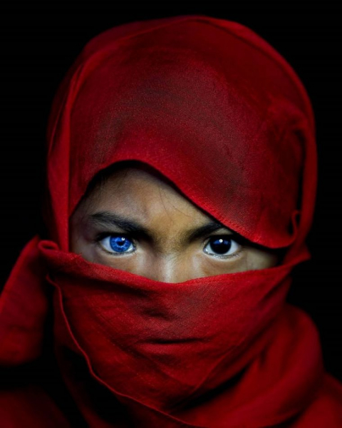 Удивительное племя с синими глазами живет на острове Бутунг в Индонезии