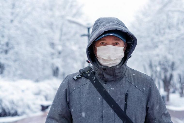 В чем опасность ношения медицинской маски в мороз?