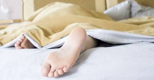 Правила безопасного сна: почему нельзя спать ногами на выход