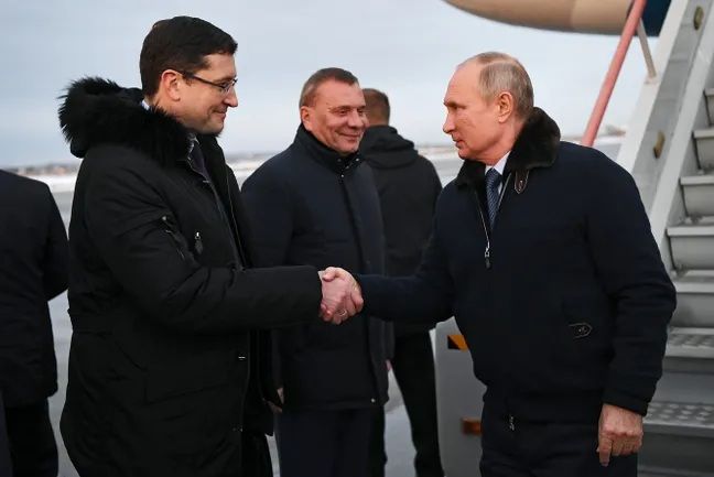 Меры приняты: Песков объяснил отсутствие маски и перчаток у Путина