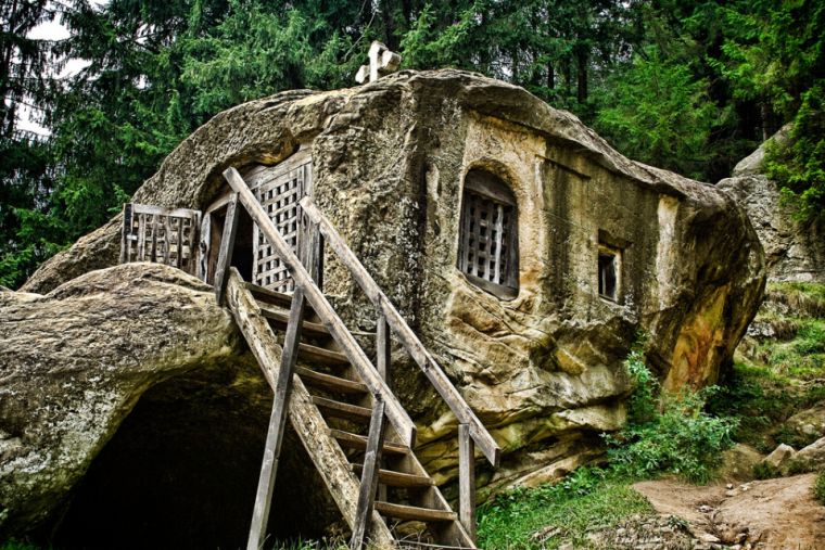Старинный и пугающий дом, высеченный в камне, был создан руками человека