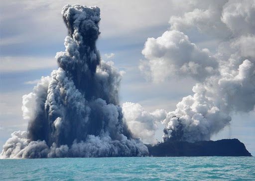 Американские геологи и вулканологи обнаружили гигантский подводный вулкан в океане