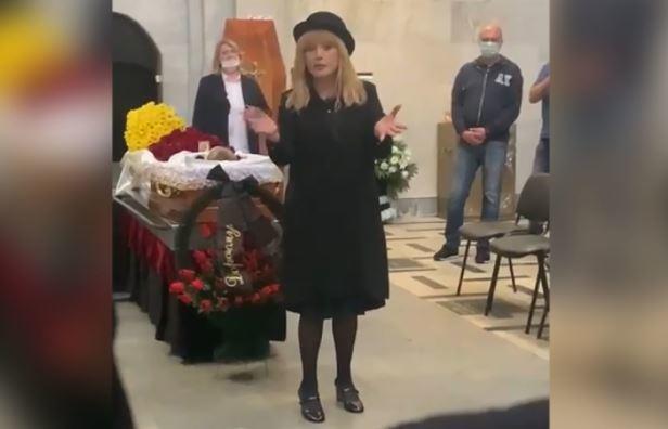 Пугачева в шляпе, но без маски приехала в крематорий на похороны Кальянова
